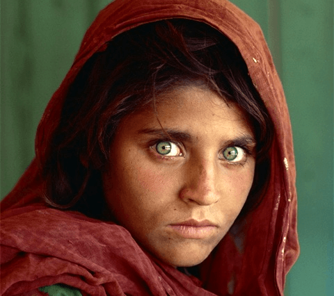 Sharbat Gula als junger Flüchtling, repräsentierend die Widerstandsfähigkeit afghanischer Frauen